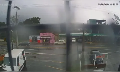 Telhado de residência é arrancado durante ciclone no Paraná; vídeo