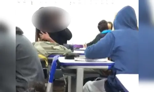Vídeo mostra suposto ato sexual entre alunos dentro de sala de aula