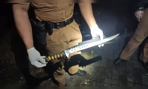 Homem é preso após tentar matar companheira com espada samurai