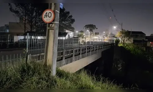 Grave: jovem cai de viaduto de 7 metros de altura e é socorrido