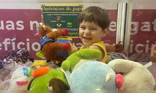 Vídeo: criança fica presa em máquina de pelúcias em shopping