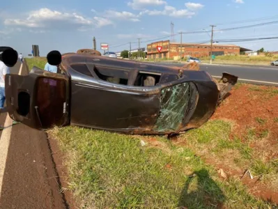 O motorista, de acordo com testemunhas, seguia de Apucarana para Arapongas, quando capotou o carro