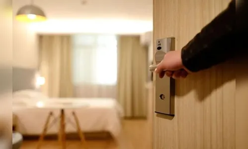 Homem se passa por jogador de futebol e dá calote em hotel de luxo