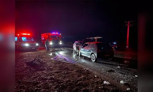 Três pessoas morrem em batida de frente entre dois carros, na PR-492