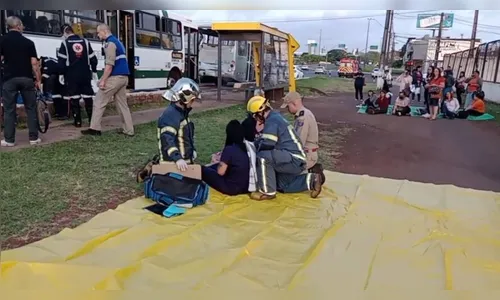 Batida entre ônibus em Maringá é registrada por câmeras; veja