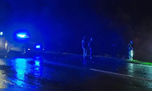 Motociclista é atingido por caminhão e morre atropelado por veículos