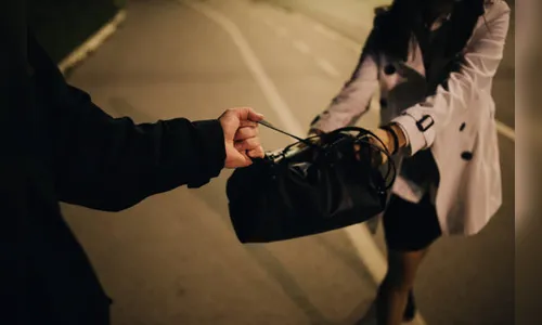 Mulher é vítima de ladrões armados ao sair do trabalho no Bairro 28