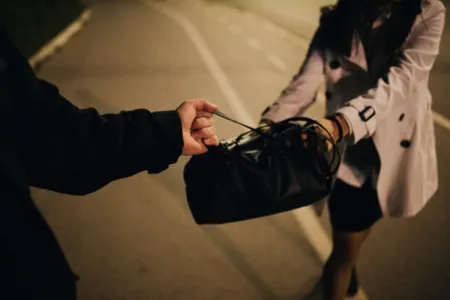 Portando uma pistola eles deram voz de roubo, levando sua bolsa com documentos pessoais e seu celular