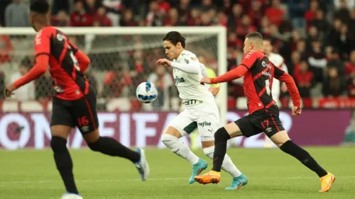 Raphael Veiga durante partida da semifinal da Libertadores, contra o Athletico