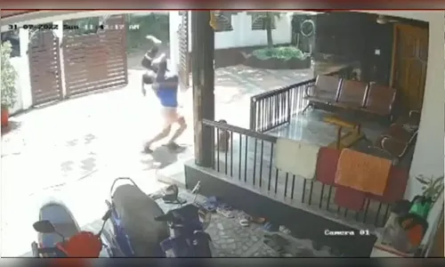 Homem segura irmão que caiu de telhado e evita tragédia; assista
