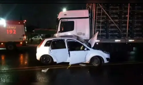 Bebê de 40 dias morre após carro ser arrastado por caminhão na BR-277