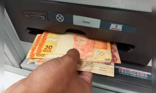 Criminosos tentam instalar dispositivo em caixa eletrônico, diz PM
