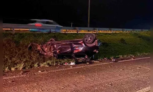 Mulher sobrevive a capotamento, sai do carro e morre atropelada