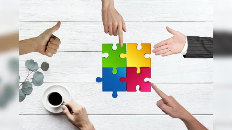 Pior que isso é andar com o carro adesivado, tudo para agradar o chefe candidato