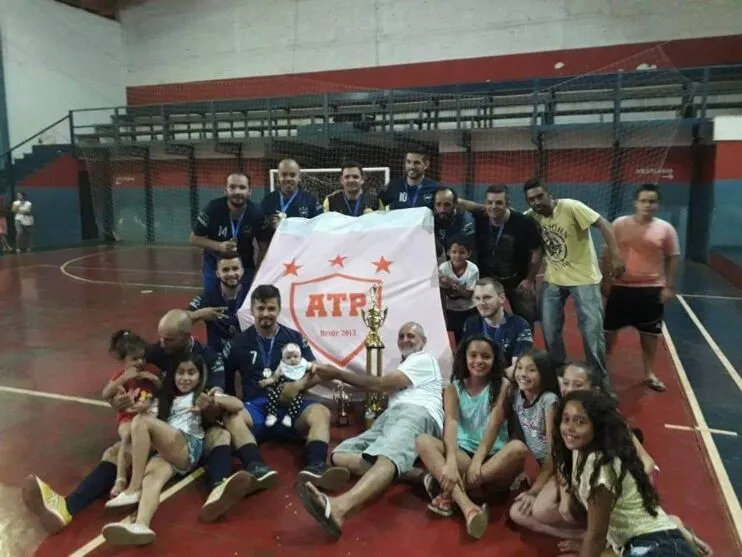 Atlético Pirapó Construarte com o troféu de campeões da última edição da Copa Futsal Pirapó