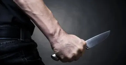 Imagem Ilustrativa - Filho usou uma faca para fazer ameaças à própria mãe e também investiu contra os policiais.
