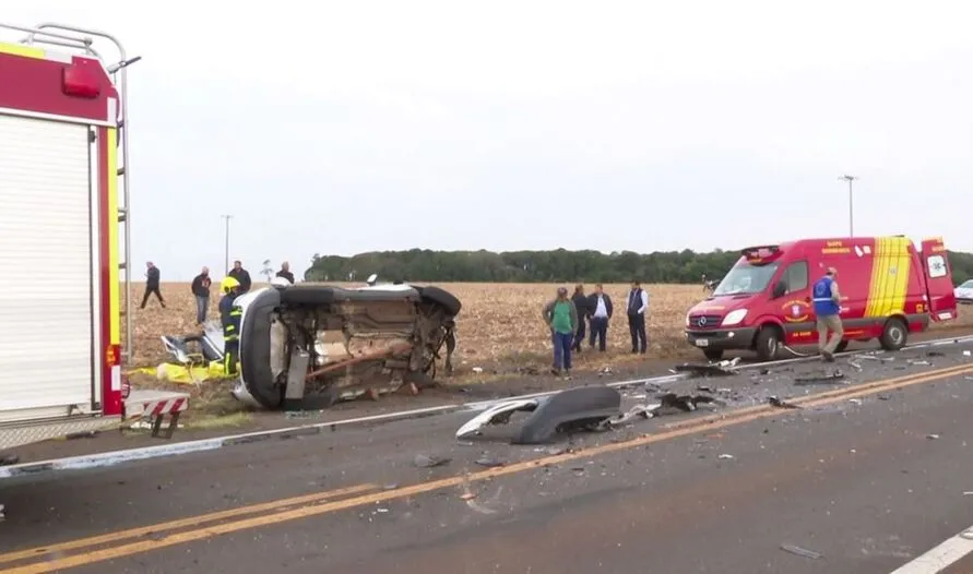Motorista de um carro morreu após bater de frente contra um caminhão, em Rolândia.