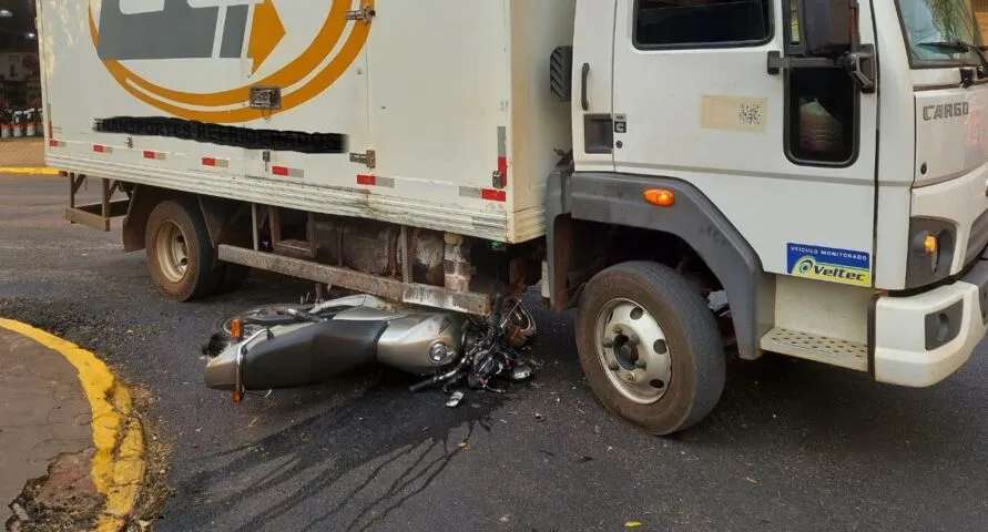 O acidente ocorreu no cruzamento da Avenida Curitiba, com a Rua Antônio José de Oliveira