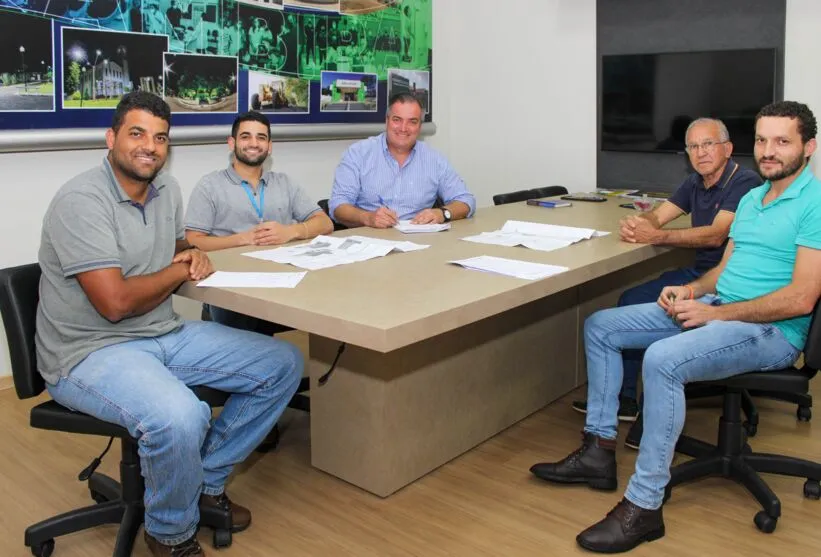 Prefeito Emerson Toledo assina autorização de licitação na companhia de secretários e diretores