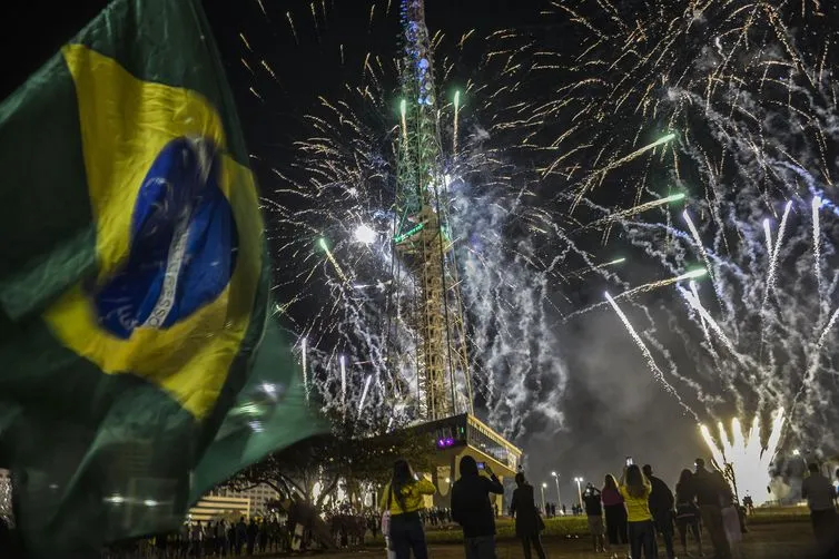 Queima de Fogos – 200 Anos de Independência do Brasil na Torre de Televisão em Brasília.