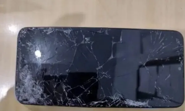 Um celular foi quebrado pelo adolescente