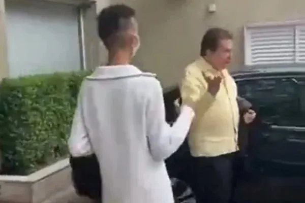 Um homem, que estava perto do carro de Silvio, pediu um registro com ele