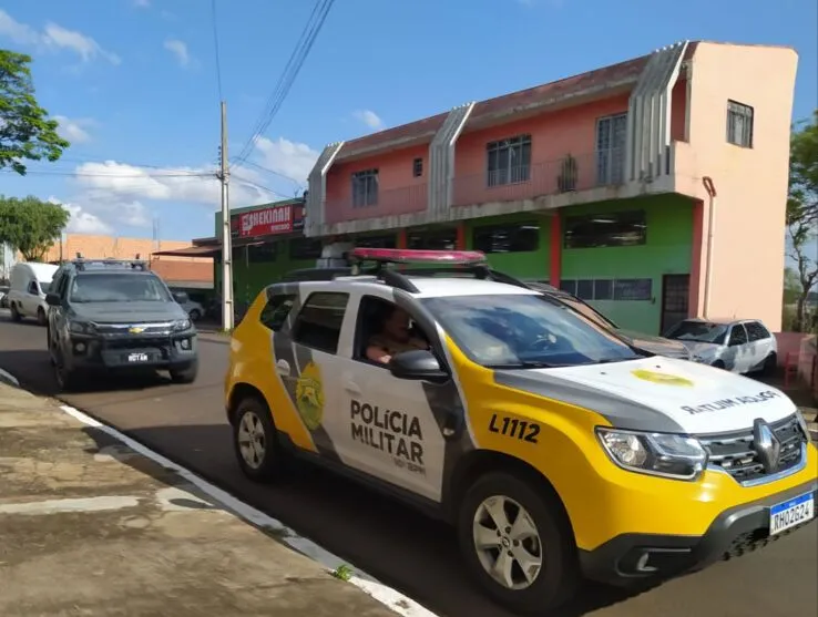 A PM recebeu denúncias de que um homem estava fugindo pulando telhados da residência