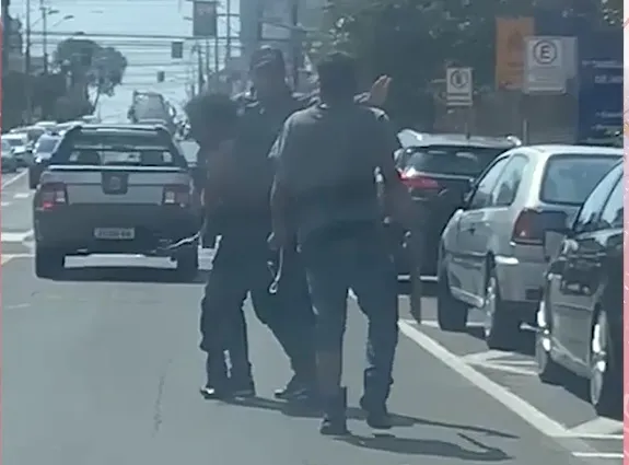 A briga começou em frente a um bar localizado na área central de Apucarana