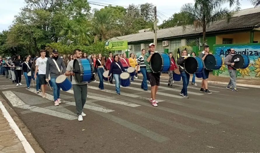 A fanfarra, com 68 membros, é uma mescla de veteranos da própria comunidade escolar e de alunos