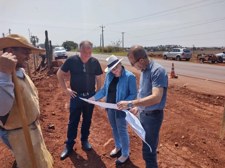 A prefeita Maria Regina Della Rosa Magri e o presidente da Câmara, Carlos Eduardo do Prado Martins, acompanharam a realização dos primeiros serviços, juntos do engenheiro da prefeitura, José Carlos Cardoso