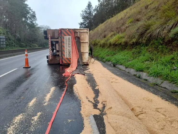 A princípio, o condutor da carreta perdeu o controle da direção e chovia no momento do acidente