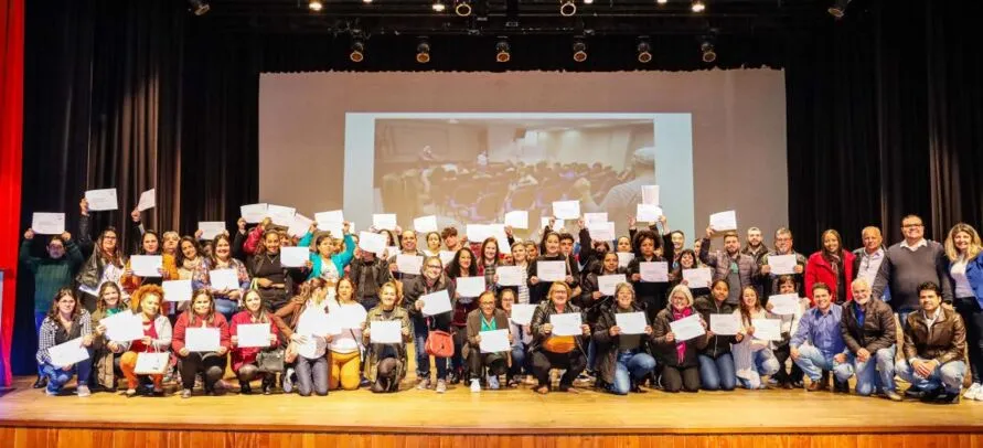 A solenidade reuniu formandos, familiares e autoridades da cidade, no Cine Teatro Fênix