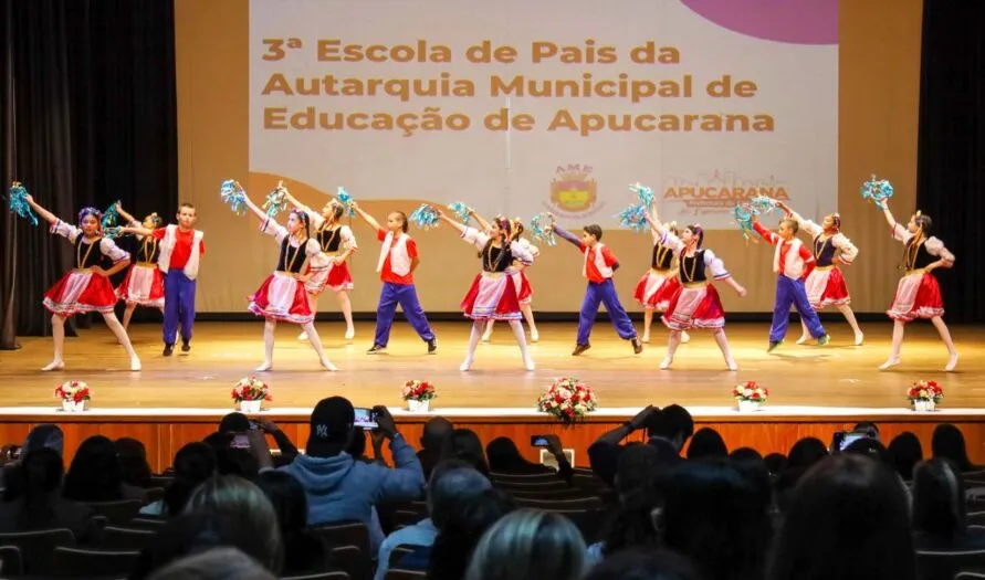 Alunos da Escola Prof. Bento Fernandes Dias apresentando uma tarantela