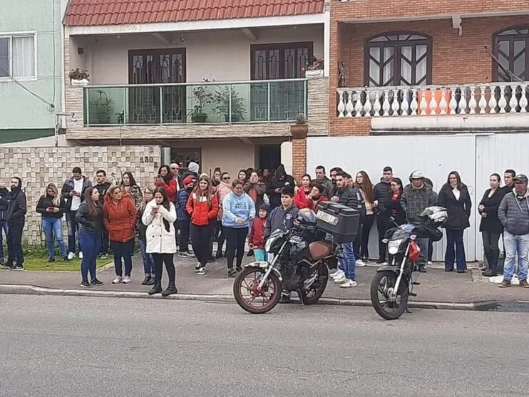 Amigos e familiares fizeram protesto neste domingo (04), no Boqueirão, pedindo justiça pela morte de Jheykson Medeiros, de 36 anos