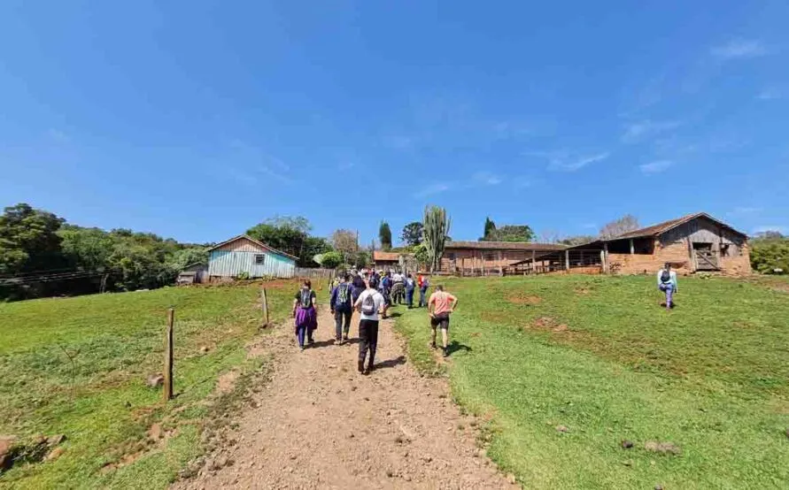 Apesar do frio, caminhada na natureza em Jardim Alegre é sucesso