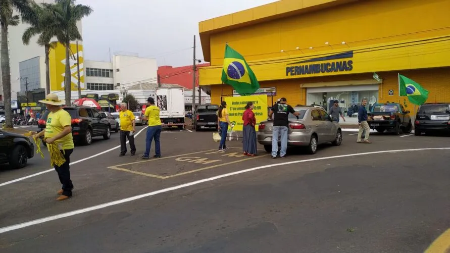 Apucarana Direita durante divulgação do ato que acontecerá na próxima quarta-feira, no centro da cidade