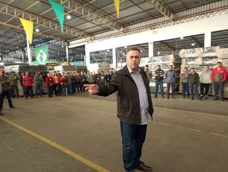 Beto Preto conversa com funcionários de empresa em visita a municípios da região Noroeste do Paraná