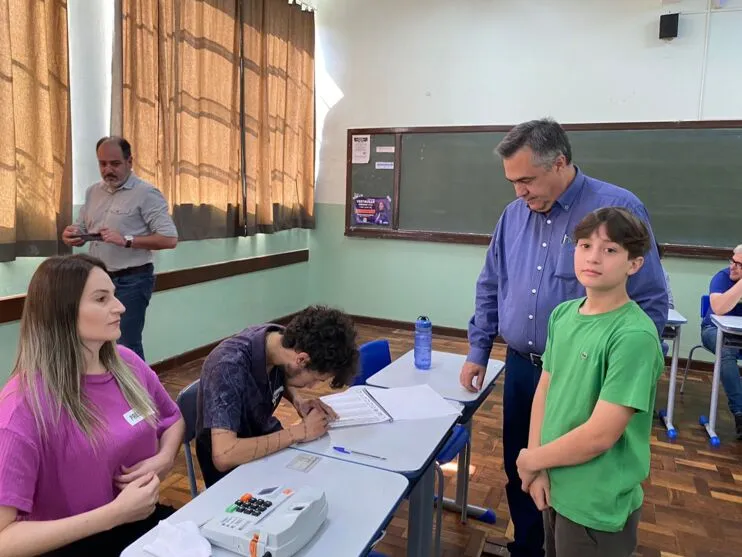 Beto Preto votou ao lado do filho Pedro, no Colégio Nilo Cairo