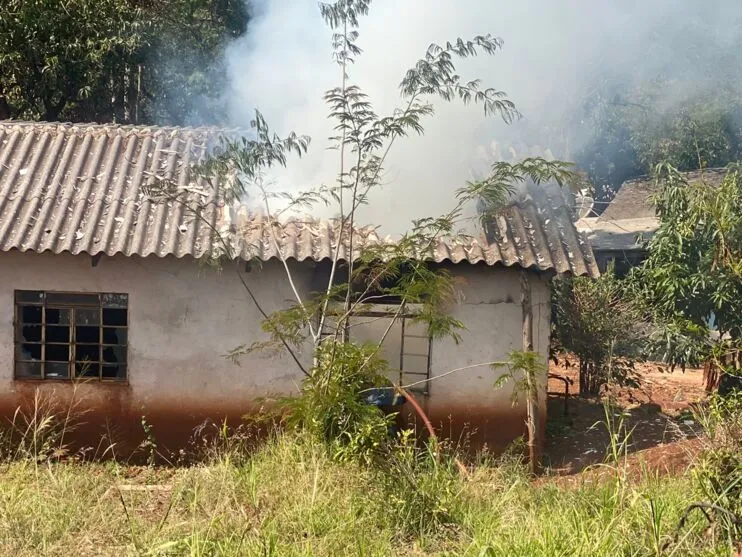 Bombeiros de Apucarana combatem incêndio em casa na vila rural