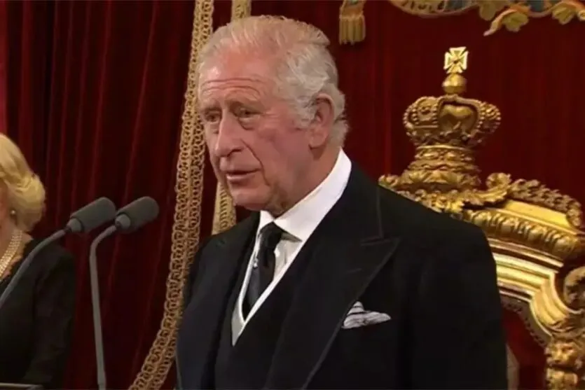 Charles é quem ocupa o trono do Reino Unido devido à morte da Rainha Elizabeth II