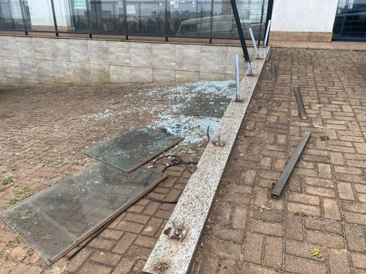 Conforme a PM, vidros foram quebrados e aproximadamente seis metros de barras de alumínio foram furtadas