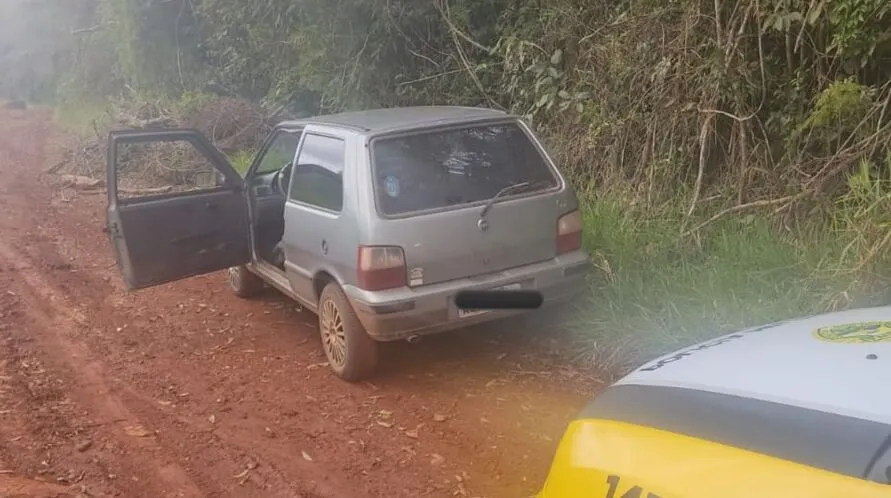 Fiat Uno aparentava estar em perfeitas condições e as chaves foram localizadas em meio ao mato