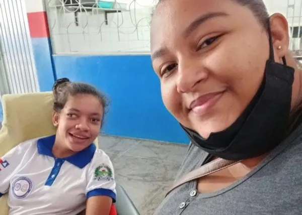 Geane, estudante de 20 anos que cursava o 9º ano do ensino fundamental, ao lado de Vitória Sales, sua ex-cuidadora