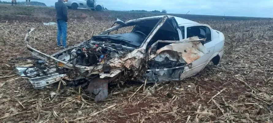 Grave: carro fica ‘achatado’ após capotamento que feriu dois jovens