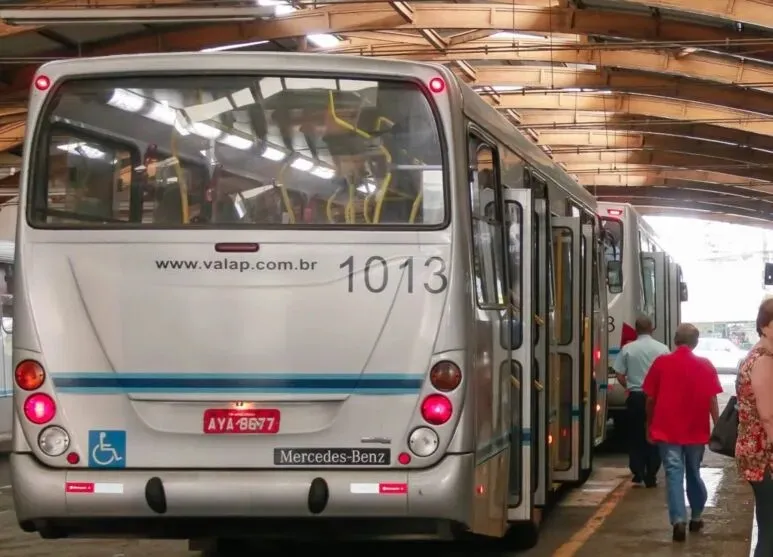 IMAGEM ILUSTRATIVA - Um motorista de ônibus teria arremessado o frasco de álcool, durante uma discussão de trânsito