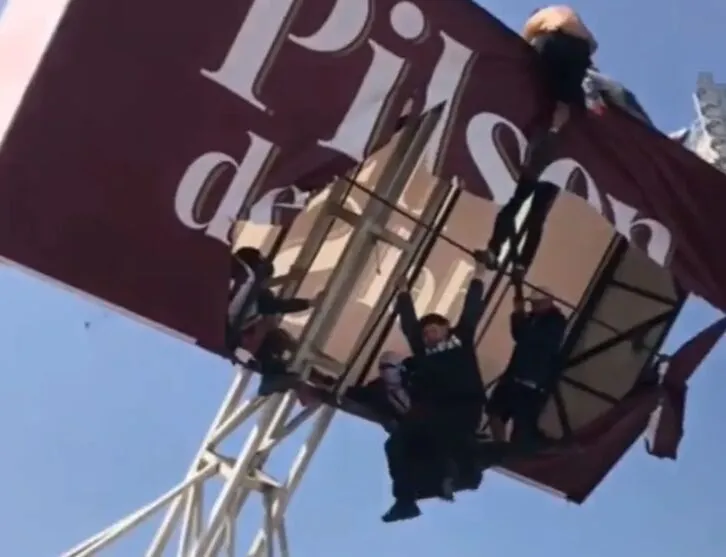 Imagem mostra torcedores em cima de outdoor que despencou durante evento em estádio no Chile