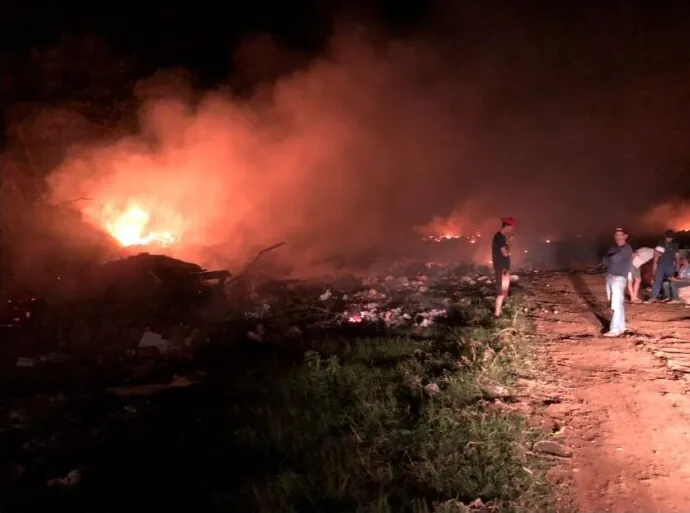 Incêndio ocorreu na sexta-feira à noite e atingiu materiais recicláveis guardados indevidamente no local