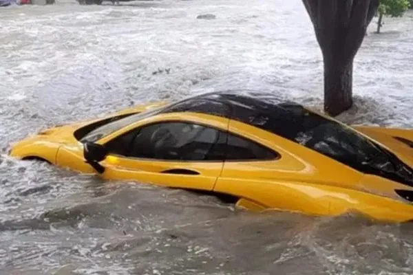 McLaren P1 avaliada em R$ 15 milhões foi levada pelas enchentes