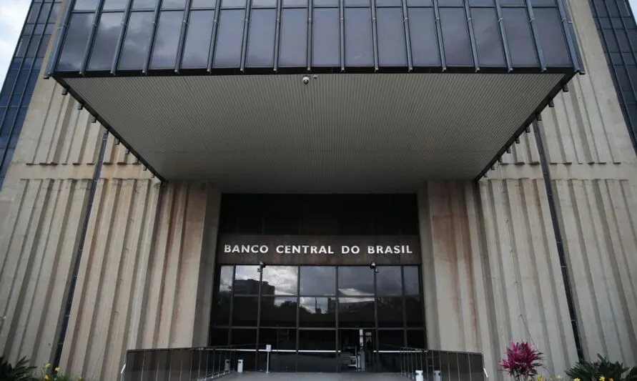 Mesmo com as expectativas de inflação ainda num patamar alto, o Comitê de Política Monetária (Copom) do Banco Central manteve a taxa Selic