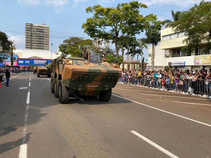 Milhares de pessoas se reuniram na tarde desta quarta-feira, 7, feriado da independência do Brasil, para acompanhar o Desfile Cívico